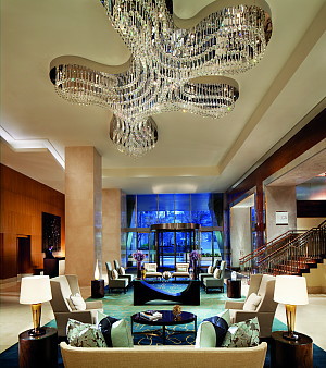 Le hall du Ritz-Carlton Toronto donne une impression de grandeur colorée. Le hall du Ritz-Carlton Toronto donne une impression de grandeur colorée.