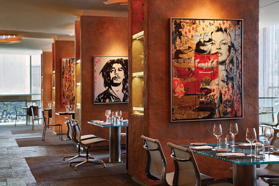 La salle lumineuse du Café Boulud semble suspendue au premier étage du Four Seasons. Elle est composée de matières brutes nobles de l’Ontario et enjolivée de tableaux du populaire artiste français Mr Brainwash.