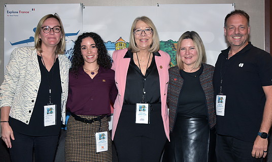 Panélistes de la table ronde sur le thème de l'audace et de la créativité (de gauche à droite). Émilie  Bonnell Chargée de Promotion Office de Tourisme, des Loisirs et des Congrès de Marseille, Maryne  Maisonnave Coordonnatrice Communications et Relations publiques Comité martiniquais du  Tourisme au Canada, Carole Larocque, modératrice Atout France, Karen Acs Chef de service  principale commerciale régionale Air Canada et André GASPARINI Directeur au développement des  affaires Club Med - Crédit photo : Michel Laloux