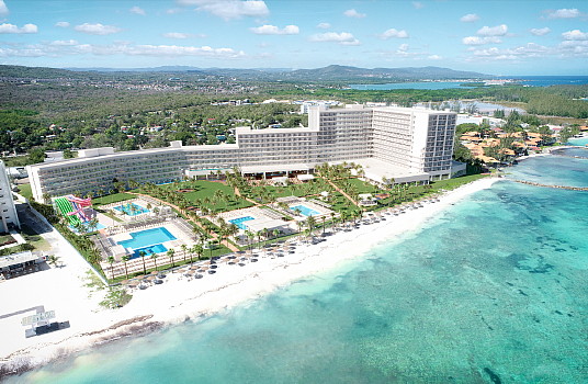 Les clients de Vacances Sunwing pourront très bientôt découvrir la toute nouvelle propriété paradisiaque de RIU Hotels & Resorts en Jamaïque, le Riu Palace Aquarelle