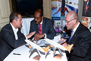 Stephen Hunter, CEO du Groupe de Voyages Sunwing en discussion avec les autorités du Tourisme d'Antigua Barbuda. (photo credit:Caribbean 360) Stephen Hunter, CEO du Groupe de Voyages Sunwing en discussion avec les autorités du Tourisme d'Antigua Barbuda. (photo credit:Caribbean 360)