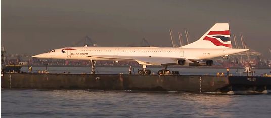 New York : Le légendaire avion supersonique Concorde retourne au musée en bateau 