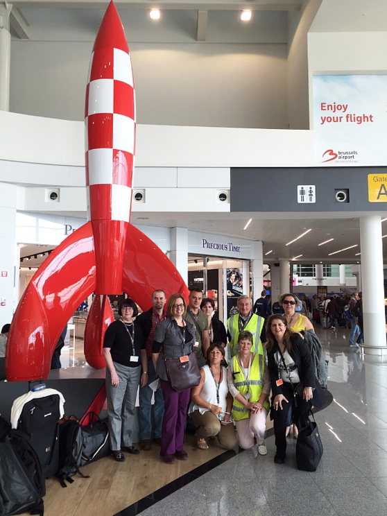 Au pied de la fusée qui emmena Tintin sur la lune on reconnaît: Lucie Côté de l'agence Laurier du Vallon, Olivier Hanne de Groupe Voyages Québec; Catherine Massicotte de Tours Chanteclerc, David Côté de Vacances Air Canada; Magali Gohier d'Uniglobe, Debbie Legroulx d'Air Canada; deux employés de Brussels airport; Farnaz Mohameti et Danièle Legaspe Bertinato de Global Net Fares.