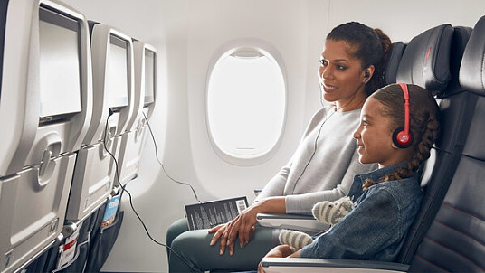 Le très riche programme de divertissements à bord offert gracieusement par Air Canada propose plus de 1 400 heures de films, 1 900 heures de séries télé et plus de 600 heures de musique et de balados, ainsi qu’une sélection de chaînes de télévision en direct. (Groupe CNW/Air Canada)