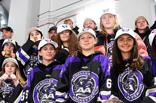 Air Canada organise le tout premier Vol de fan de la Ligue professionnelle de hockey féminin (LPHF), à temps pour le début des séries éliminatoires