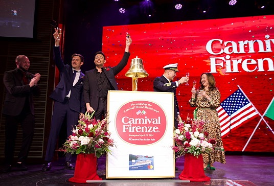 Le Carnival Firenze baptisé à Long Beach 
