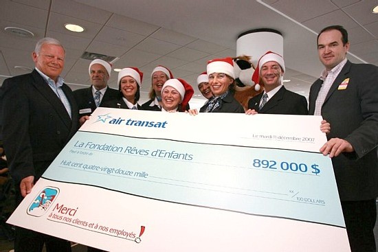 Allen B. Graham PDG de Air Transat et ses collaborateurs présentent le chèque de 892,000$ Allen B. Graham PDG de Air Transat et ses collaborateurs présentent le chèque de 892,000$