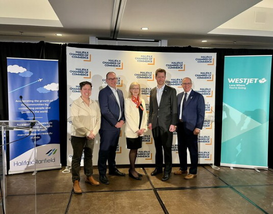 Alexis von Hoensbroech, chef de la direction du Groupe WestJet, commémore sa première visite à Halifax avec des partenaires clés et des membres de la communauté, réaffirmant ainsi son engagement envers le Canada atlantique. (Groupe CNW/WESTJET, un partenariat de l’Alberta)