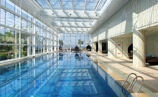 Dong ao possède une piscine intérieure vaste et lumineuse, qui sert aux leçons de gymnastique aquatique, notamment .