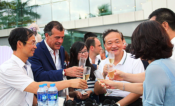 Henri Giscard d’Estaing, président directeur général du Club Méditerranée, Guo Guangchang, président de FOSUN  et Ms Dong, présidente de Gree Group. Henri Giscard d’Estaing, président directeur général du Club Méditerranée, Guo Guangchang, président de FOSUN  et Ms Dong, présidente de Gree Group.