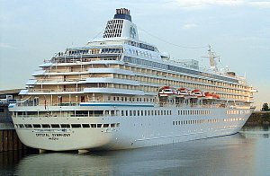 Le Crystal Symphony dans le Vieux Port de Montréal ( archives jmv)