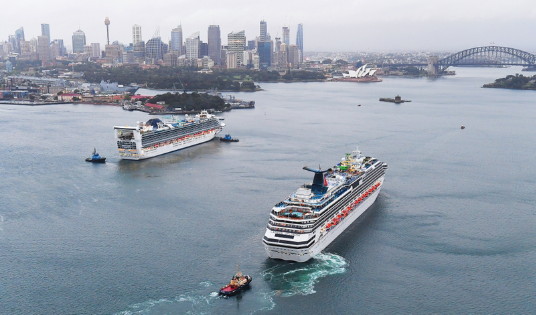 Le Carnival Splendor et le Pacific Adventure dans le port de Sydney (photo par Carnival) Le Carnival Splendor et le Pacific Adventure dans le port de Sydney (photo par Carnival)