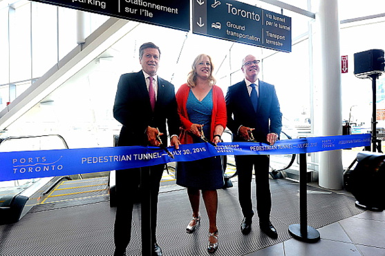L'honorable Lisa Raitt, ministre des Transports, et Monsieur le Maire de Toronto, John Tory, se joignent au président de PortsToronto, Mark McQueen, pour la cérémonie d'inauguration soulignant l'ouverture du tunnel piétonnier de l'Aéroport Billy Bishop de Toronto (Groupe CNW/PortsToronto) L'honorable Lisa Raitt, ministre des Transports, et Monsieur le Maire de Toronto, John Tory, se joignent au président de PortsToronto, Mark McQueen, pour la cérémonie d'inauguration soulignant l'ouverture du tunnel piétonnier de l'Aéroport Billy Bishop de Toronto (Groupe CNW/PortsToronto)