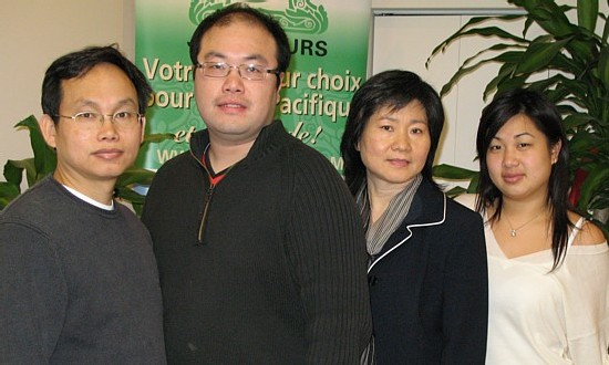 John To, superviseur,Ken Lam, agent de facturation, Jackie Chung, directrice des opérations et Canrie Manivong, agent de billeterie