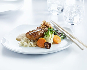 Les passagers de la Classe affaires internationale voyageant au départ du Canada et les clients des salons Feuille d'érable profiteront d'options de repas améliorées Les passagers de la Classe affaires internationale voyageant au départ du Canada et les clients des salons Feuille d'érable profiteront d'options de repas améliorées