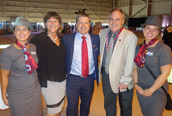 Deux agents de bord d'Air Canada Rouge encadrent Debbie Legroulx, chef de service générale régionale -ventes d'Air Canada; François Choquette, directeur des ventes spécialisées d'Air Canada et Guy Marchand, directeur des ventes de VAC au Québec. Deux agents de bord d'Air Canada Rouge encadrent Debbie Legroulx, chef de service générale régionale -ventes d'Air Canada; François Choquette, directeur des ventes spécialisées d'Air Canada et Guy Marchand, directeur des ventes de VAC au Québec.