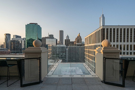 RIU vous rapproche du ciel de Chicago avec l'ouverture d'un rooftop spectaculaire RIU vous rapproche du ciel de Chicago avec l'ouverture d'un rooftop spectaculaire