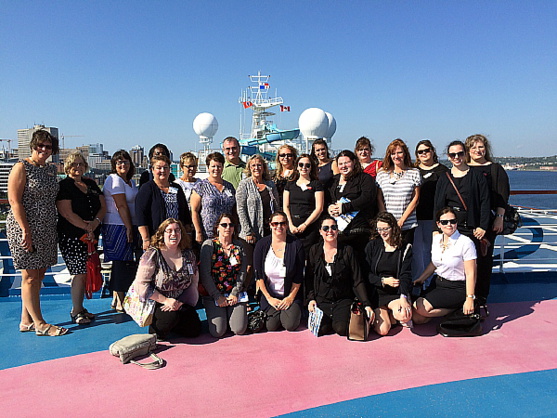 Des agents visitent le Carnival Splendor