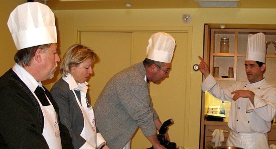 Les invités et journalistes présents ont eux aussi mis la main à la pâte... en compagnie des chefs de l'Académie culinaire.