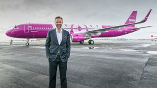 Skúli Mogensen, fondateur et PDG de l'unique compagnie aérienne à ultra-bas-prix d'Islande, WOW air, a annoncé l'exploitation de vols vers l'Islande en provenance de Toronto et Montréal à compter de mai 2016. Au prix modique de 99$ CA l'aller, taxes incluses, les billets seront mis en vente via la plateforme www.wowair.ca ce jeudi, offrant aux voyageurs la connexion la moins chère entre l'Europe et le Canada. (Groupe CNW/WOW air) Skúli Mogensen, fondateur et PDG de l'unique compagnie aérienne à ultra-bas-prix d'Islande, WOW air, a annoncé l'exploitation de vols vers l'Islande en provenance de Toronto et Montréal à compter de mai 2016. Au prix modique de 99$ CA l'aller, taxes incluses, les billets seront mis en vente via la plateforme www.wowair.ca ce jeudi, offrant aux voyageurs la connexion la moins chère entre l'Europe et le Canada. (Groupe CNW/WOW air)