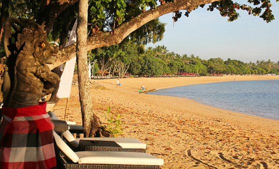Les hôtels de Nusa Dua bordent une belle plage en demi-lune, couverte de sable doré Les hôtels de Nusa Dua bordent une belle plage en demi-lune, couverte de sable doré