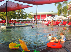 la piscine familiale, toujours très animée . la piscine familiale, toujours très animée .