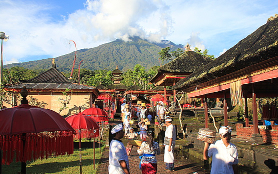 L'est de Bali offre des vues spectaculaires sur le volcan Gunung Agung L'est de Bali offre des vues spectaculaires sur le volcan Gunung Agung