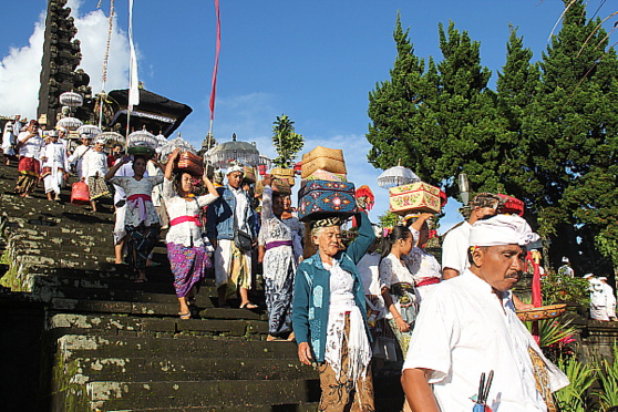 Lors des festivals, le temple est pris d'assaut par des centaines de fidèles, apportant des offrandes.