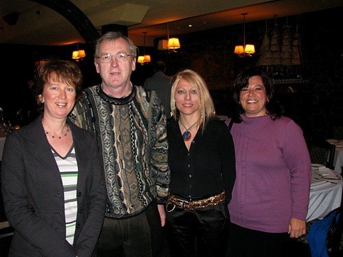 Steven Ford, vp Amérique du Nord de Sunset Resorts entouré de membres de l'équipe de Vacances Signature, Michèle Grenier, Mary Aversa et Suzie Urgolo