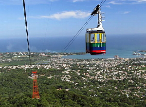 Vue du téléphérique qui nous dépose au sommet du Mont Isabel de Torres