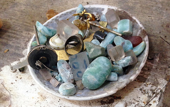 La pierre Larimar à l'état brut La pierre Larimar à l'état brut