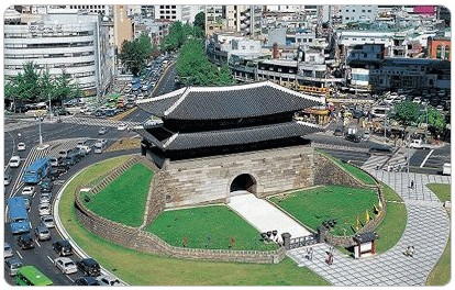Séoul: un trésor du patrimoine national réduit en cendres. Séoul: un trésor du patrimoine national réduit en cendres.