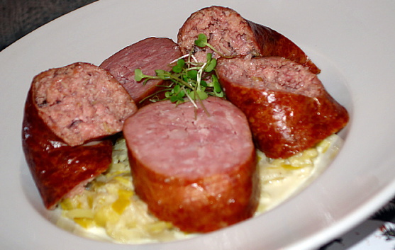 Le Papet Vaudois, servi avec Saucisse au choux et Saucisson vaudois. (Restaurant le Léman, Montréal) Le Papet Vaudois, servi avec Saucisse au choux et Saucisson vaudois. (Restaurant le Léman, Montréal)