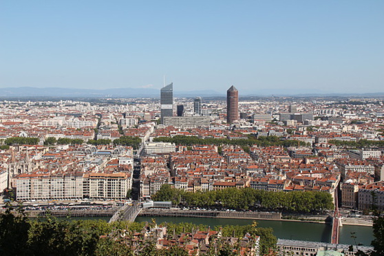 La ville de Lyon, vue de la colline de Fourvière. Au fond, les Alpes et le Mont-Blanc. La ville de Lyon, vue de la colline de Fourvière. Au fond, les Alpes et le Mont-Blanc.