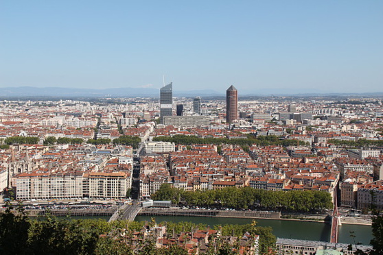 La ville de Lyon, vue de la colline de Fourvière. Au fond, les Alpes et le Mont-Blanc.