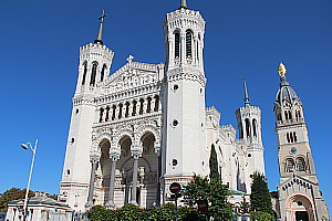 La Basilique Notre-Dame de la Fourvière domine la colline du même nom