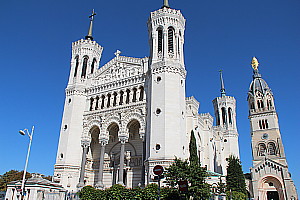  La Basilique Notre-Dame de la Fourvière domine la colline du même nom