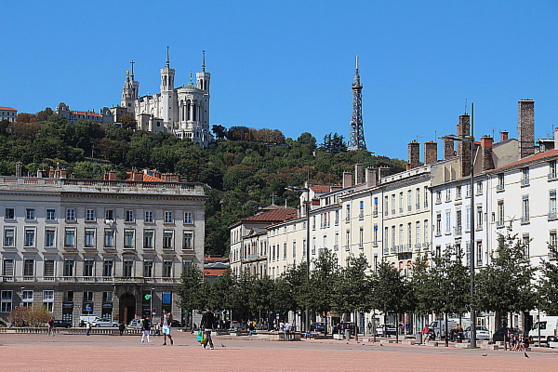 De la Place Bellecour, on aperçoit la Basilique et la Tour métallique, perchées sur la colline de la Fourvière
