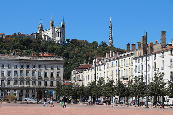  De la Place Bellecour, on aperçoit la Basilique et la Tour métallique, perchées sur la colline de la Fourvière