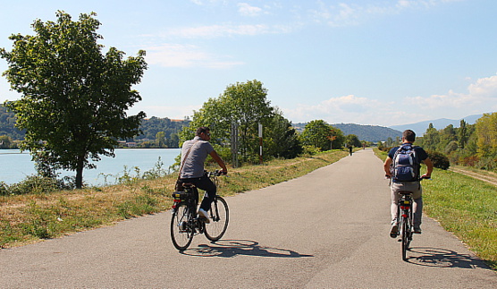 La ViaRhôna borde le Rhône, sur 65% de son parcours La ViaRhôna borde le Rhône, sur 65% de son parcours