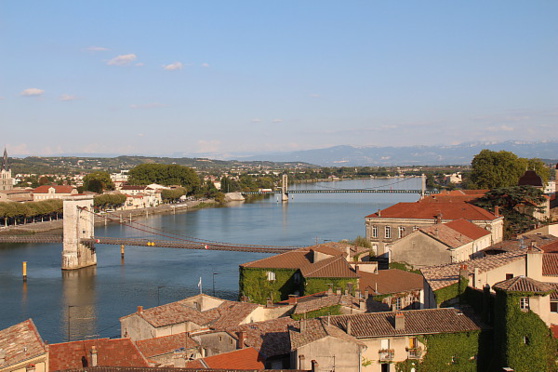 Le château de Tournon offre une vue sublime, sur la ville et les méandres du Rhône Le château de Tournon offre une vue sublime, sur la ville et les méandres du Rhône
