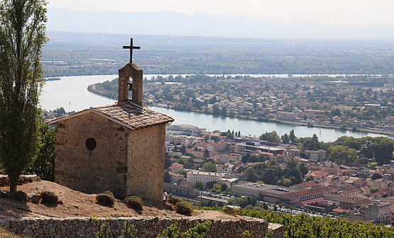 Les vignobles de la Cave de Tain se trouvent tout en haut de la colline de l'Hermitage Les vignobles de la Cave de Tain se trouvent tout en haut de la colline de l'Hermitage