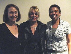 Au centre, Evelyne Cassis Présidente de Voyages Cassis Au centre, Evelyne Cassis Présidente de Voyages Cassis