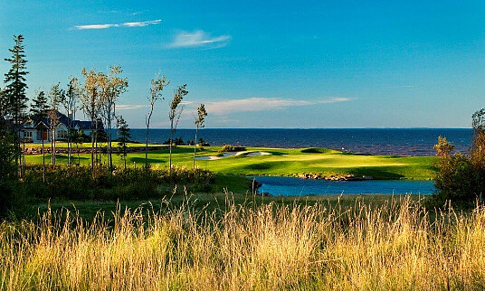 Le Fox Harb’r Resort en Nouvelle-Écosse lance la saison 2025 avec un nouveau parcours de golf en bord de mer et un spa