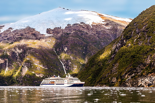 Aventure dans les fjords chiliens : Un groupe d’explorateurs navigue sur les eaux glacées d’un impressionnant glacier à bord du zodiac du navire. L’inspiration hanséatique permet de vivre des expériences de près dans les régions les plus reculées du monde. © Croisières Hapag-Lloyd Aventure dans les fjords chiliens : Un groupe d’explorateurs navigue sur les eaux glacées d’un impressionnant glacier à bord du zodiac du navire. L’inspiration hanséatique permet de vivre des expériences de près dans les régions les plus reculées du monde. © Croisières Hapag-Lloyd