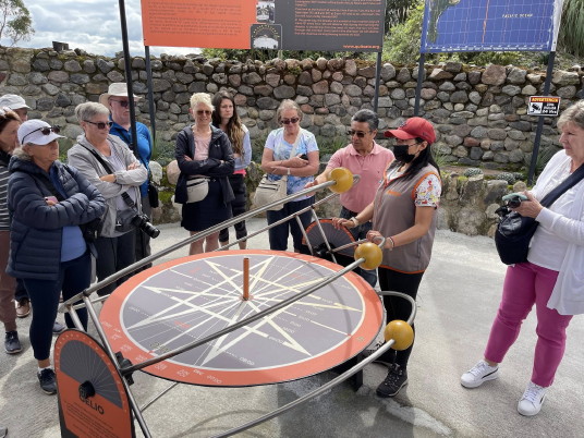 Démonstration au centre d'interprétation, Mitad del Mundo Démonstration au centre d'interprétation, Mitad del Mundo