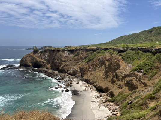 Falaises de Isla de la Plata surnommée la petite Galapagos Falaises de Isla de la Plata surnommée la petite Galapagos
