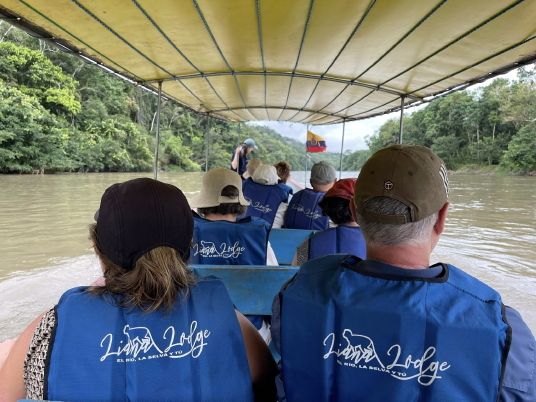 Traversée du Rio Arajuno, Amazonie Équatorienne Traversée du Rio Arajuno, Amazonie Équatorienne