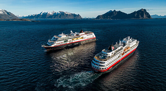 Le MS Midnatsol (à gauche) et le MS Finnmarken (à droite), récemment rebaptisé, se croisent sur la côte norvégienne (Photo : Hurtigruten/Tommy Simonsen) Le MS Midnatsol (à gauche) et le MS Finnmarken (à droite), récemment rebaptisé, se croisent sur la côte norvégienne (Photo : Hurtigruten/Tommy Simonsen)