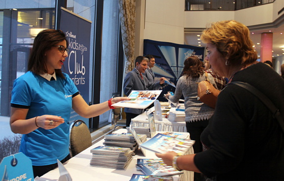 Plus de 350 conseillers en voyage ont défilé à la Caravane, en après-midi et en soirée Plus de 350 conseillers en voyage ont défilé à la Caravane, en après-midi et en soirée